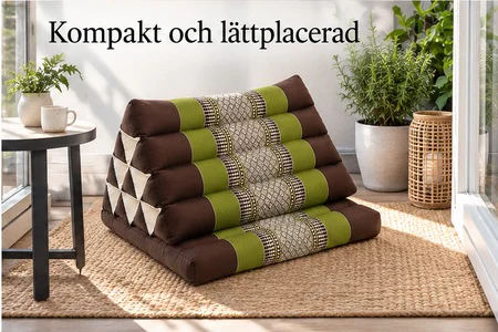 Ihopfälld thailändsk golvkudde med en dyna i brungrönt mönster i hemmiljö