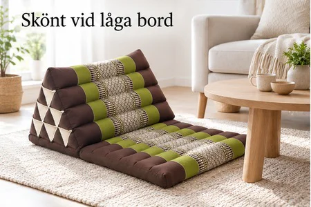 Brun och grön golvkudde med en utfällbar dyna placerad vid ett lågt soffbord