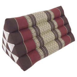 Triangelformad kudde i exotisk brun-röd design