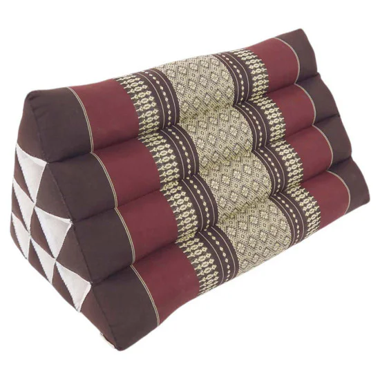 Triangelformad kudde i exotisk brun-röd design