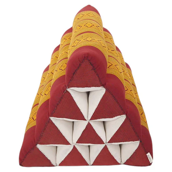 Liten pyramidkudde i härliga färgvalet röd och guld